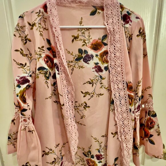 Louis Lane Tops - Mauve/ Pink Floral Kimono Cardigan. Bell Sleeve Lace Trim    Size M
